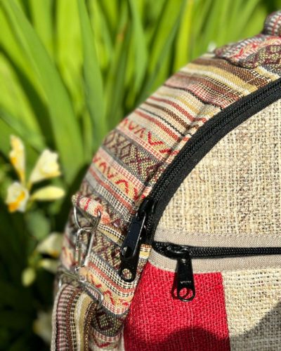 adjustable strap and zipper of sunrise round side bag