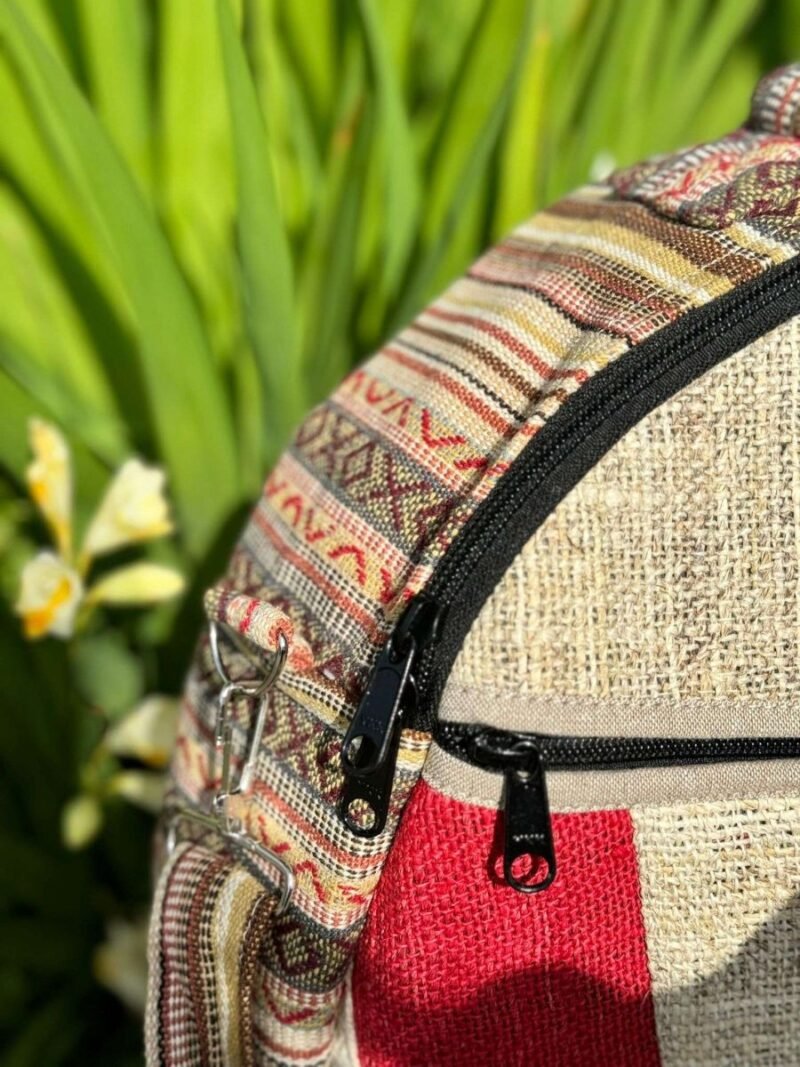 adjustable strap and zipper of sunrise round side bag