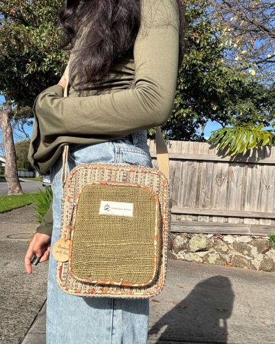 Model carrying a nomad side bag