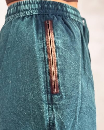 zoomed view of harmony circle trouser zipper