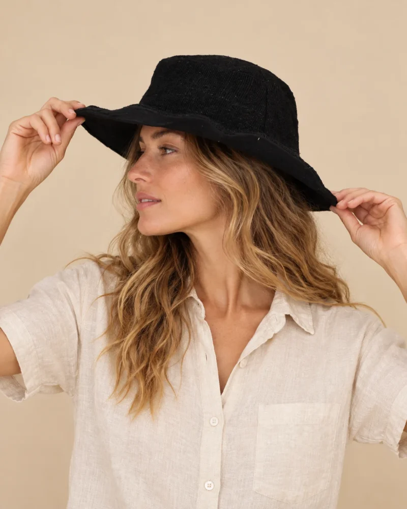 spreadmaya_maya_black_hat_side_pose