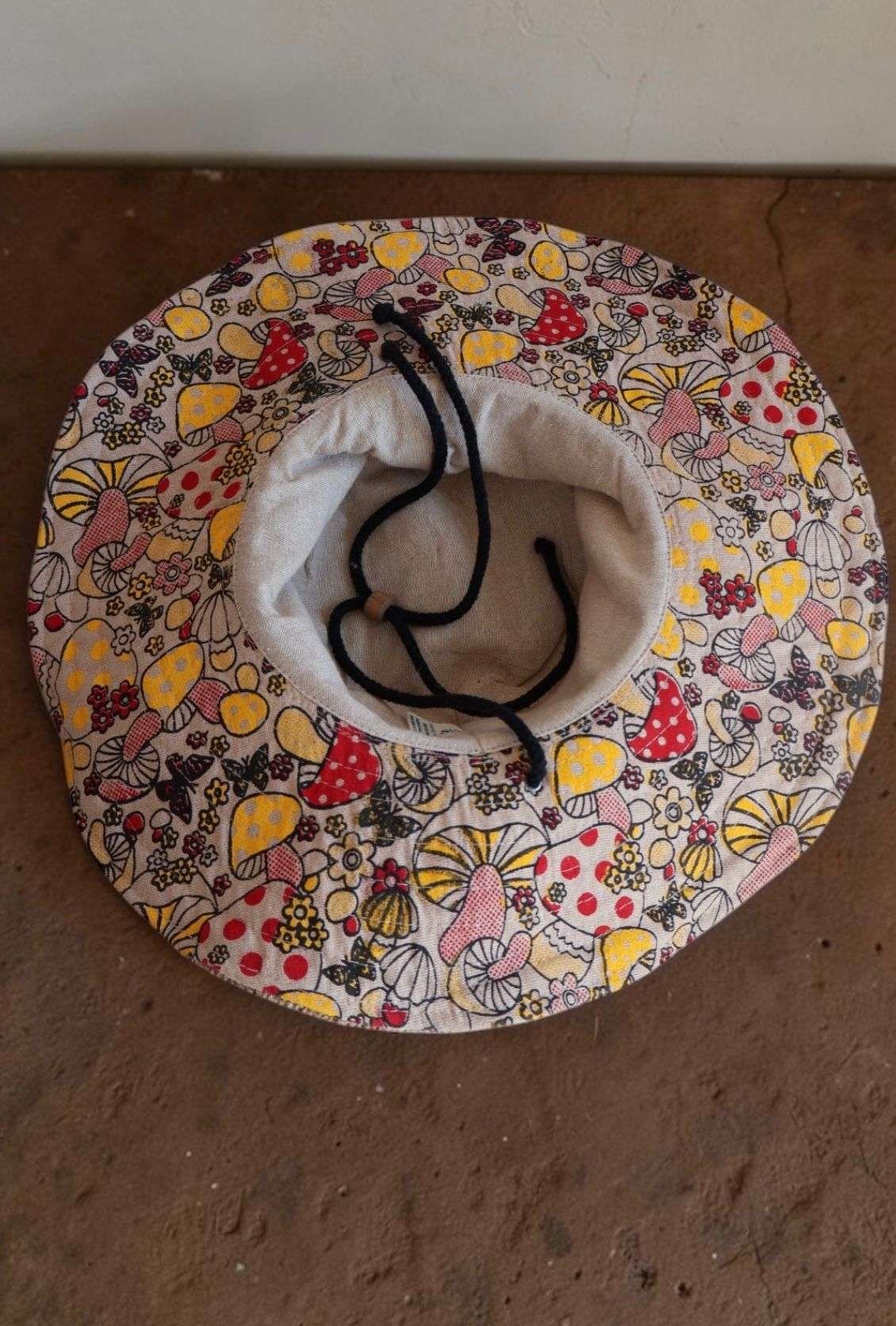extra-wide-mushroom-hat-inner
